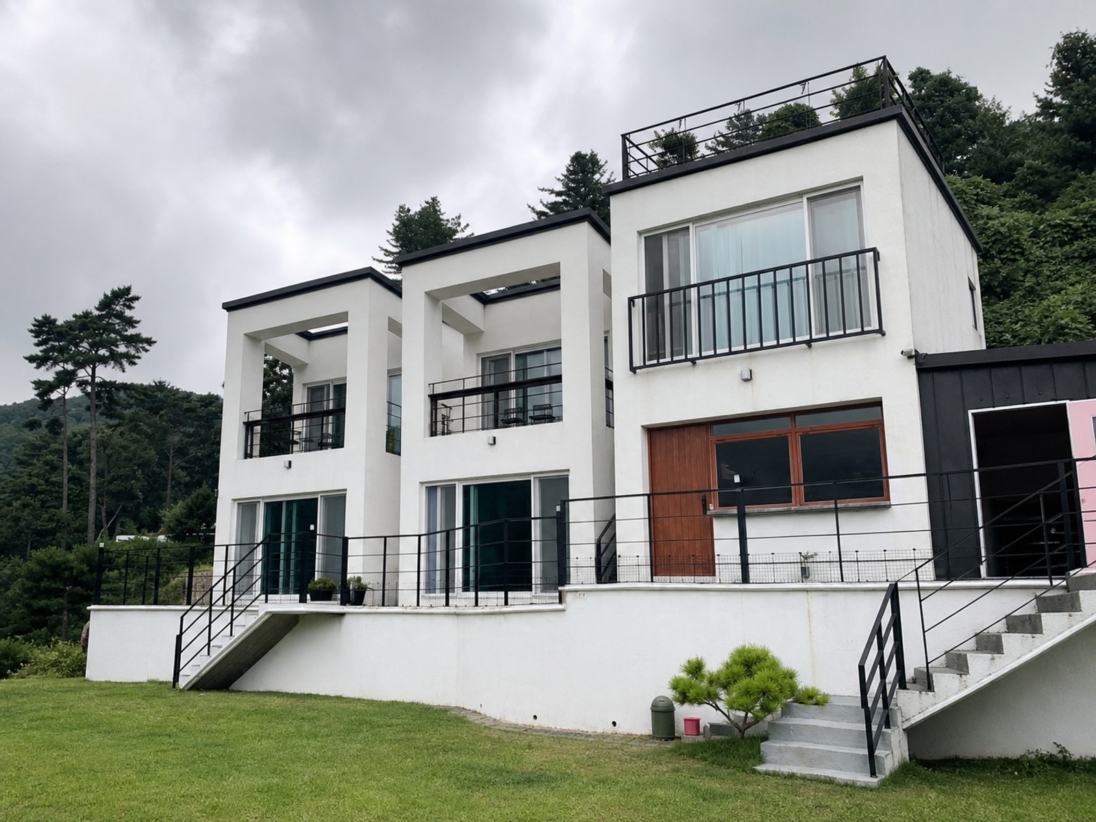경기 가평군 아침고요수목원 인근 애견펜션 매매 — 5객실·토지 425평