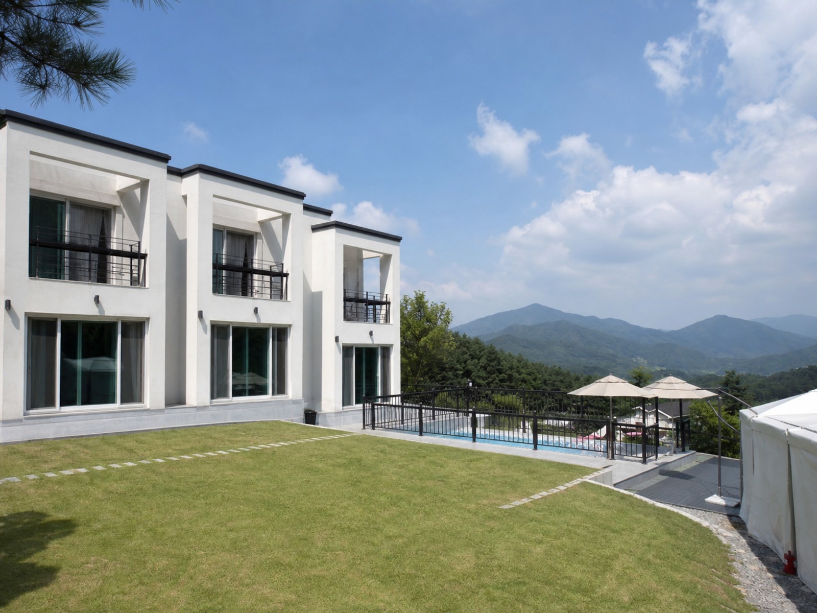 경기 가평군 아침고요수목원 인근 애견펜션 매매 — 5객실·토지 425평